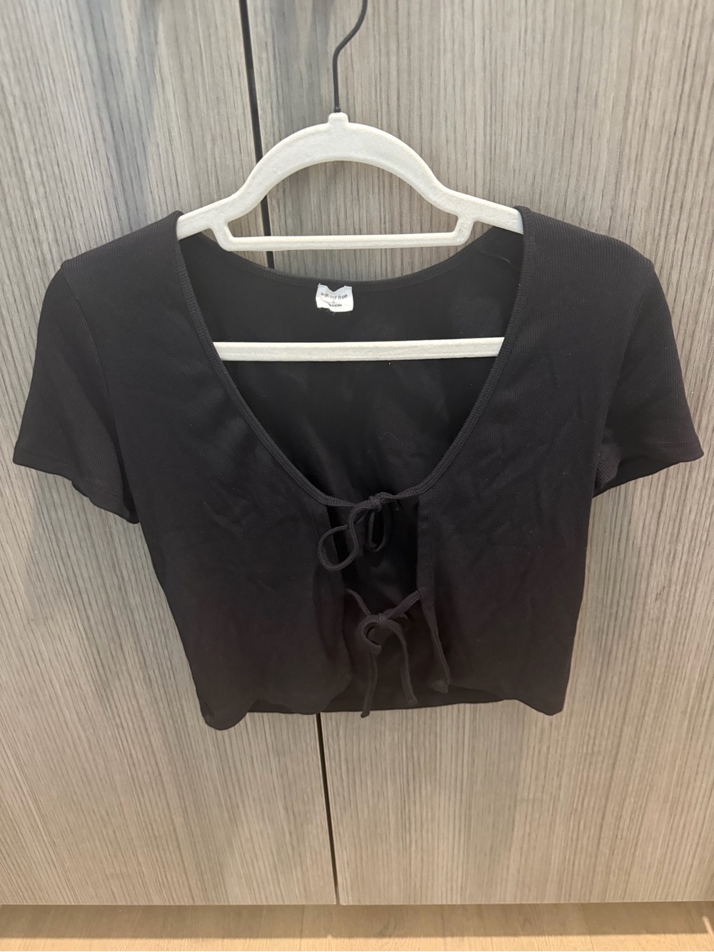 Aritzia Black Tie-Front Short Sleeve Crop Top